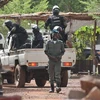 Lực lượng đặc nhiệm của Mali phong tỏa hiện trường vụ tấn công khu nghỉ dưỡng Kangaba ngày 19/6. (Nguồn: AFP/TTXVN)