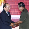  Thủ tướng hai nước tại buổi gặp mặt cán bộ, sinh viên, cựu chiến binh Việt Nam tham gia công tác, chiến đấu tại Campuchia. (Ảnh: Thống Nhất/TTXVN) 