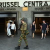 Cảnh sát tuần tra xung quanh khu vực nhà ga tàu điện ngầm ở trung tâm thủ đô Brussels ngày 21/6. (Nguồn: AFP/TTXVN)