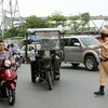 Cảnh sát giao thông Đội 1, Phòng Cảnh sát giao thông Hà Nội kiểm tra, xử lý xe thương binh giả. (Ảnh: Doãn Tấn/TTXVN)