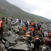 Nhân viên cứu hộ nỗ lực tìm kiếm người mất tích trong vụ lở đất. (Nguồn: AFP/TTXVN)