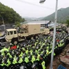 Xe chở hệ thống THAAD vào khu vực lắp đặt ở Seongju ngày 26/4. (Nguồn: AFP/TTXVN)