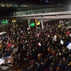 Người dân Mỹ biểu tình phản đối sắc lệnh cấm người tị nạn nhập cảnh của tân Tổng thống Mỹ tại sân bay quốc tế John Kennedy ở New York ngày 28/1. (Nguồn: AFP/TTXVN)