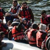 Người tị nạn Syria tìm cách vượt biển Aegean đến đảo Lesbos từ bờ biển Ayvacik ở Canakkale, Thổ Nhĩ Kỳ, ngày 28/2. (Nguồn: AFP/TTXVN)