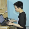 Cao Quốc Trung, học sinh khuyết tật duy nhất tại tỉnh Kon Tum được đặc cách tuyển thẳng vào khoa Công nghệ thông tin, Trường Đại học Công nghệ Sài Gòn. (Ảnh: Hồng Điệp/TTXVN)