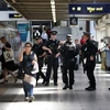 Cảnh sát đặc nhiệm Anh tuần tra tại sân ga khi chuyến tàu tới nhà ga Euston ở London ngày 29/5. (Nguồn: AFP/TTXVN)