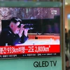 Hình ảnh phát trên truyền hình ở một nhà ga Seoul (Hàn Quốc) cho thấy Nhà lãnh đạo Triều Tiên Kim Jong-Un theo dõi vụ phóng tên lửa đạn đạo liên lục địa ngày 4/7. (Nguồn: AFP/TTXVN)