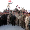 Thủ tướng Iraq Haider al-Abadi (giữa) tuyên bố giải phóng Mosul khỏi các tay súng khủng bố IS trong chuyến thăm thực địa thành phố miền bắc ngày 10/7. (Nguồn: EPA/TTXVN)