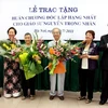 Năm 2011, Phó Chủ tịch nước Nguyễn Thị Doan trao Huân chương Độc lập hạng Nhất của Chủ tịch nước tặng Giáo sư Nguyễn Trọng Nhân (giữa)- nguyên Chủ tịch TW Hội Chữ thập Đỏ Việt Nam. (Ảnh: Quý Trung/TTXVN)