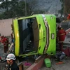 Lực lượng cứu hộ làm nhiệm vụ tại hiện trường vụ tai nạn xe buýt hai tầng ở quận Rimac ngày 9/7. (Nguồn: EPA/TTXVN)
