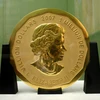 Đồng tiền vàng "Big Maple Leaf" được trưng bày tại Bảo tàng Bode ở Berlin, Đức ngày 8/12/2010. (Nguồn: AFP/TTXVN)