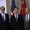 Bộ trưởng Tài chính Mỹ Steve Mnuchin, Phó Thủ tướng Trung Quốc Uông Dương và Bộ trưởng Thương mại Mỹ Wilbur Ross tại cuộc Đối thoại kinh tế Mỹ-Trung ở Washington, DC ngày 19/7. (Nguồn: AFP/TTXVN)