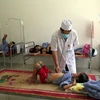 Bác sỹ bệnh viện Đa khoa Lâm Bình,Tuyên Quang, đang khám cho bệnh nhân bị viêm gan virus A. (Ảnh minh họa: Quang Đán/TTXVN)