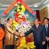 Ông Tất Thành Cang chúc mừng Tổng lãnh sự Lào Somxay Sanam-oune nhân dịp Tết cổ truyền Bun Pi May của Lào. Ảnh minh họa. (Nguồn: Phương Vy/TTXVN)