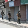Binh sỹ Ấn Độ tuần tra tại Srinagar, thủ phủ Mùa Hè của bang Kashmir do Ấn Độ kiểm soát. (Nguồn: EPA/TTXVN)
