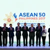 Bộ trưởng Ngoại giao Phạm Bình Minh (thứ tư, trái sang) chụp ảnh cùng các Ngoại trưởng tại lễ khai mạc Hội nghị AMM lần thứ 50 ở Manila (Philippines) ngày 5/8. (Nguồn: EPA/TTXVN)