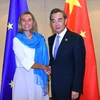  Ngoại trưởng Trung Quốc Vương Nghị (ảnh phải) và Đại diện cấp cao phụ trách chính sách an ninh và đối ngoại của EU Federica Mogherini. (Nguồn: THX/TTXVN) 