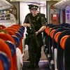 Cảnh sát đặc nhiệm Anh tuần tra trên chuyến tàu tới nhà ga Euston ở London ngày 29/5. (Nguồn: AFP/TTXVN)