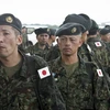 Các thành viên thuộc Các Lực lượng Phòng vệ Nhật Bản. (Nguồn: AP/TTXVN)