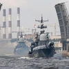 Tàu tên lửa của Nga tham gia diễu binh tại Saint Petersburg ngày 30/7. (Nguồn: AFP/TTXVN)