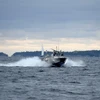 Tàu tấn công nhanh của Hải quân Thụy Điển tuần tra tại vùng biển ngoài khơi quần đảo Stockholm ngày 18/10. (Nguồn: AFF/TTXVN)