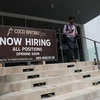 Bảng cần thuê nhân viên bên ngoài một nhà hàng ở Miami, Florida, Mỹ ngày 6/7. (Nguồn: AFP/TTXVN)