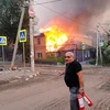 Ngọn lửa lan nhanh thiêu rụi hàng chục ngôi nhà. (Nguồn: RIA Novosti)
