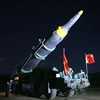 Nhà lãnh đạo Triều Tiên Kim Jong-Un đang kiểm tra một tên lửa đạn đạo chiến thuật tầm trung Hwasong-12 tại một địa điểm bí mật ngày 14/5. (Nguồn: Getty)