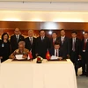 Lễ ký Biên bản hợp tác giữa Hội Hữu nghị Indonesia-Việt Nam và Hội Hữu nghị Việt Nam-Indonesia. (Ảnh: Trí Dũng/TTXVN)
