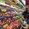 Người tiêu dùng chọn mua sản phẩm rau, củ, quả có dán tem truy xuất nguồn gốc tại hệ thống siêu thị Saigon Co.op. (Ảnh: Thanh Vũ/TTXVN_