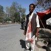 Một người đàn ông Afghanistan thất thần sau vụ ném lựu đạn vào đền thờ Hồi giáo Shi'ite ở Kabul. (Nguồn: Reuters)