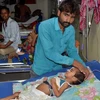 Một em nhỏ được điều trị tại bệnh viện Đại học Y Baba Raghav Das ở Gorakhpur, bang Uttar Pradesh ngày 12/8. (Nguồn: EPA/TTXVN)