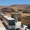 Xe chở nhóm phiến quân nổi dậy Syria từ Liban qua khu vực thị trấn biên giới Arsal giữa Liban-Syria ngày 31/7. (Nguồn: AFP/TTXVN)