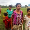Người thiểu số Rohingya sơ tán khỏi thị trấn Yathae Taung, bang Rakhine để tránh bạo lực ngày 25/8. (Nguồn: AFP/TTXVN)