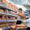 Người dân mua sắm tại siêu thị Saigon Co.op. (Ảnh: Thanh Vũ/TTXVN)