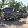 Từng đoàn xe tải ben chở đá phá nát đường dân sinh. (Ảnh: Sỹ Tuyên/TTXVN)