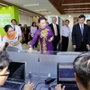Chủ tịch Quốc hội Nguyễn Thị Kim Ngân tham quan hệ thống thư viện trường đại học Tôn Đức Thắng. (Ảnh: Thanh Vũ/TTXVN)