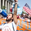 Người dân Mỹ tuần hành phản đối quyết định hủy bỏ DACA của Tổng thống Donald Trump. (Nguồn: nytimes.com)