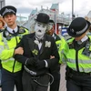 Một người biểu tình bị các sỹ quan cảnh sát áp giải tại trung tâm ExCel ở Docklands. (Nguồn: theguardian.com)