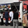  Người dân Nhật Bản mua đồ ăn trưa trên một đường phố ở Tokyo. (Nguồn: AFP/TTXVN)