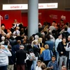 Hành khách chờ tại nhà ga sân bay Duesseldorf, Đức ngày 12/9 sau khi nhiều chuyến bay bị hủy. (Nguồn: AFP/TTXVN)