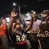 Cảnh sát siết chặt an ninh khi người dân tham gia biểu tình tại St Louis ngày 16/8. (Nguồn: AFP/TTXVN)
