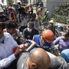 Lực lượng cứu hộ chuyển người bị thương sau vụ động đất tại Mexico City ngày 19/9. (Nguồn: AFP/TTXVN)