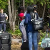 Người di cư Haiti tại Champlain, New York chuẩn bị vượt biên để vào Canada ngày 4/8. (Nguồn: AFP/TTXVN)