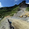  Mỏ đá Mường Ảng nằm ngay sát QL 279 gây nhiều hiểm họa khôn lường cho người tham gia giao thông. (Ảnh: Phan Tuấn Anh/TTXVN)