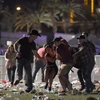 Chuyển một nạn nhân bị thương trong vụ xả súng ở Las Vegas ngày 1/10. (Nguồn: AFP/TTXVN)