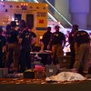 Cảnh sát và lực lượng chức năng điều tra tại hiện trường vụ xả súng ở Las Vegas tối 1/10. (Nguồn: AFP/TTXVN)
