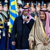 Quốc vương Saudi Arabia Salman bin Abdulaziz Al Saud (thứ 3 phải) tới sân bay Vnukovo ở thủ đô Moskva, Nga ngày 4/10. (Nguồn: AFP/TTXVN)