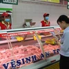 Người tiêu dùng chọn lựa sản phẩm thịt heo có truy xuất nguồn gốc tại hệ thống siêu thị Co.op mart. (Ảnh: Thanh Vũ/TTXVN)