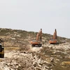 Các công nhân Israel sử dụng máy xúc mở đường, chuẩn bị cho việc xây dựng khu định cư Amichai ở Bờ Tây ngày 21/6. (Nguồn: EPA/TTXVN)